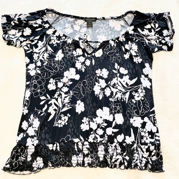 NEW Women’s Short Sleeve Floral Banded Hem Top - Picture 12 of 14